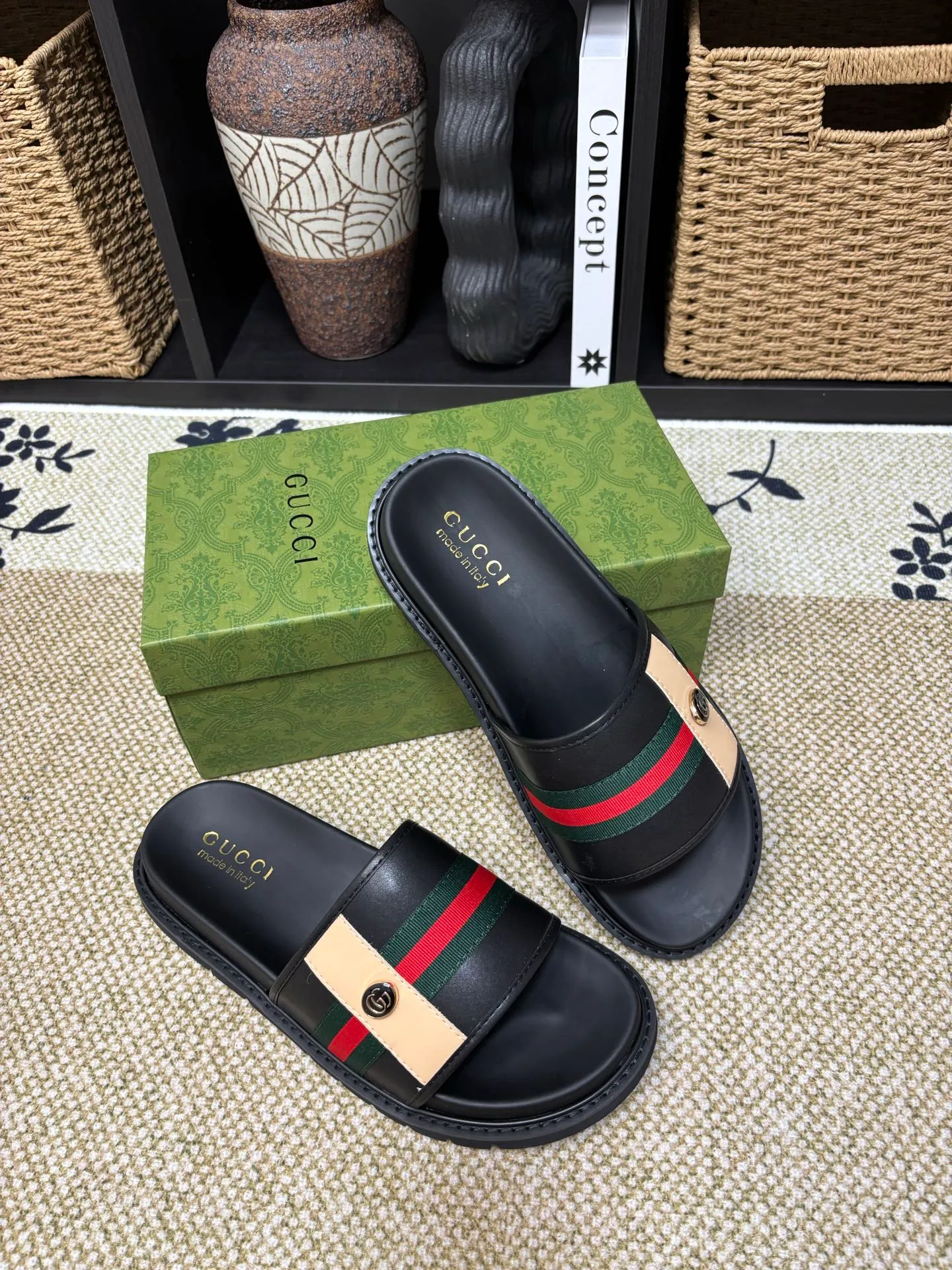 Factory 💰 300 yuan Gucci slippers] high-end men's shoes brand official website 1:1 latest masterpiece: original mold customization, the fabric is made of imported original materials, upgraded outsole, lighter and non-slip. The market's top quality, simple yet tasteful, a must-have for fashionistas, fashionable at your feet, full of confidence, the same style at the counter 👍The season of summer slippers is here. Code: 38-45 (45 customized)